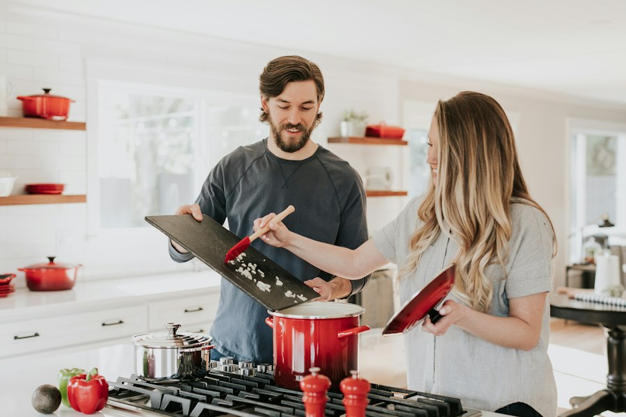 Cocina con muebles altos y bajos en tonos claros