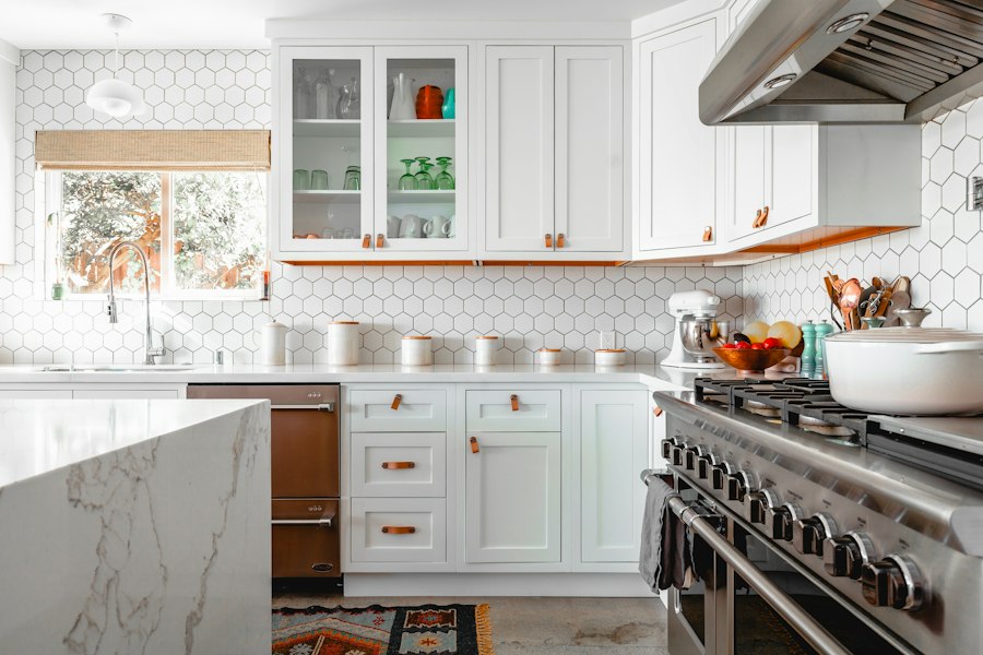 Detalle de cocina con alacenas y mesón