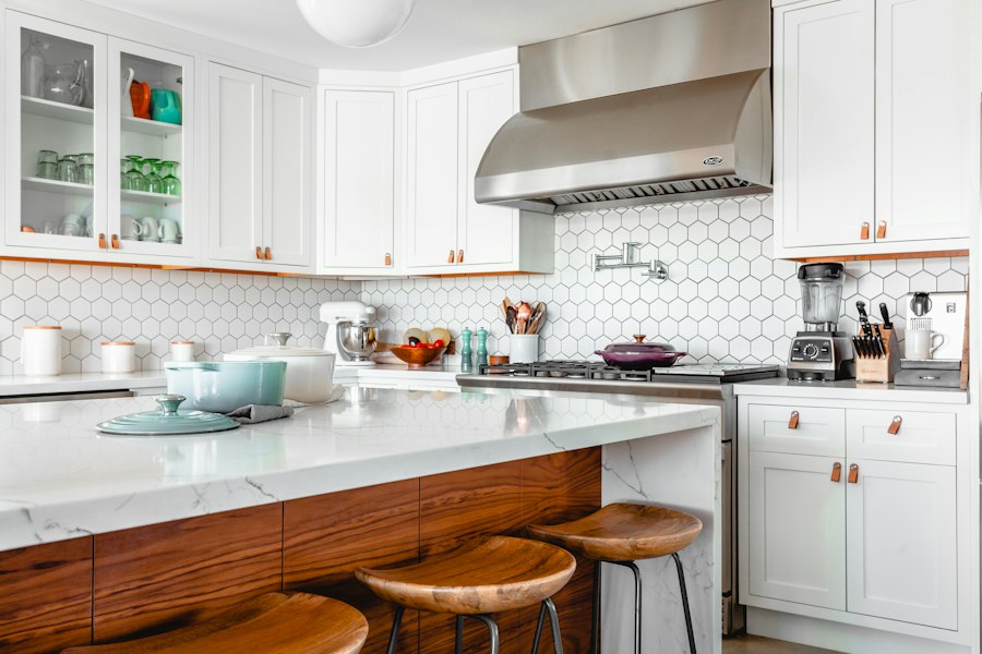 Cocina moderna con isla y mesón amplio